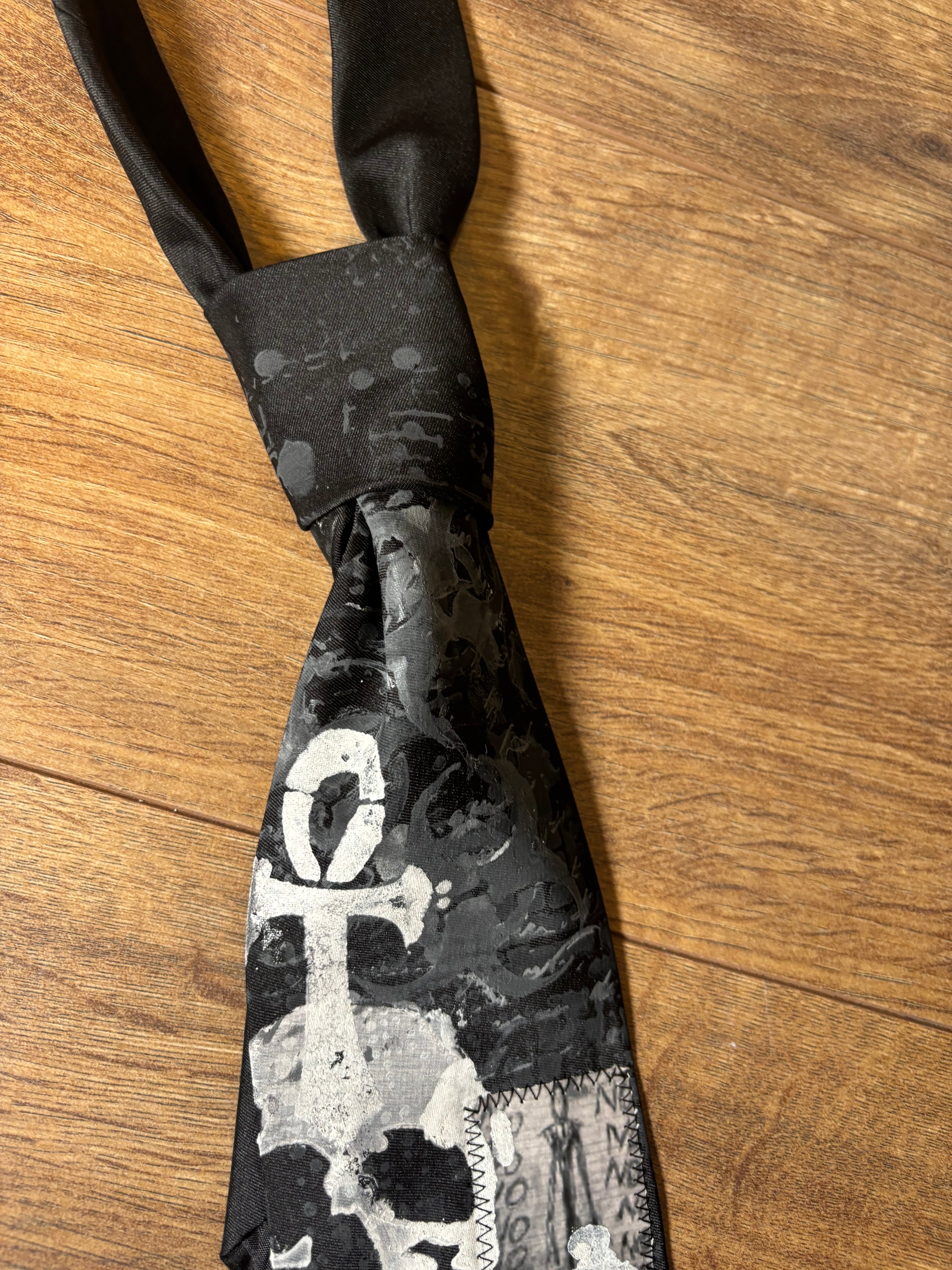 Alternative skull tie