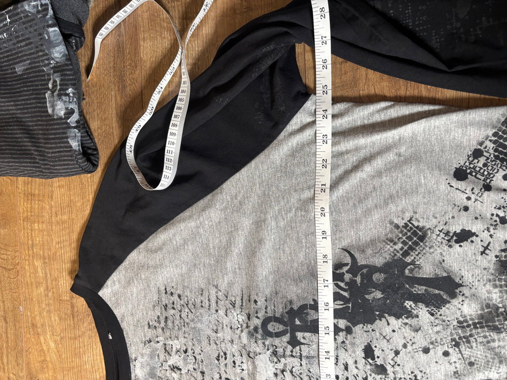 Skater style black and gray printed tshirt skull