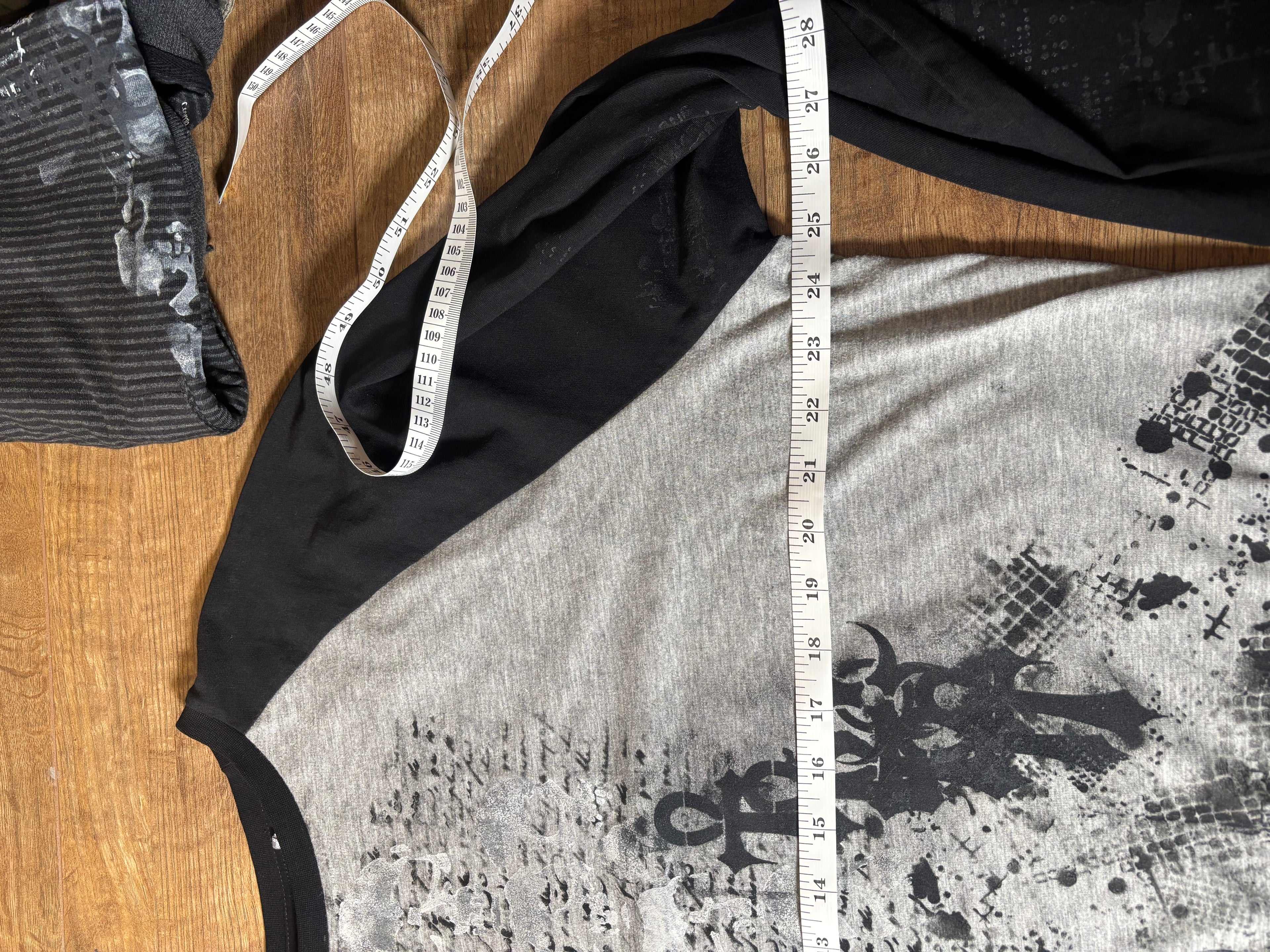 Skater style black and gray printed tshirt skull