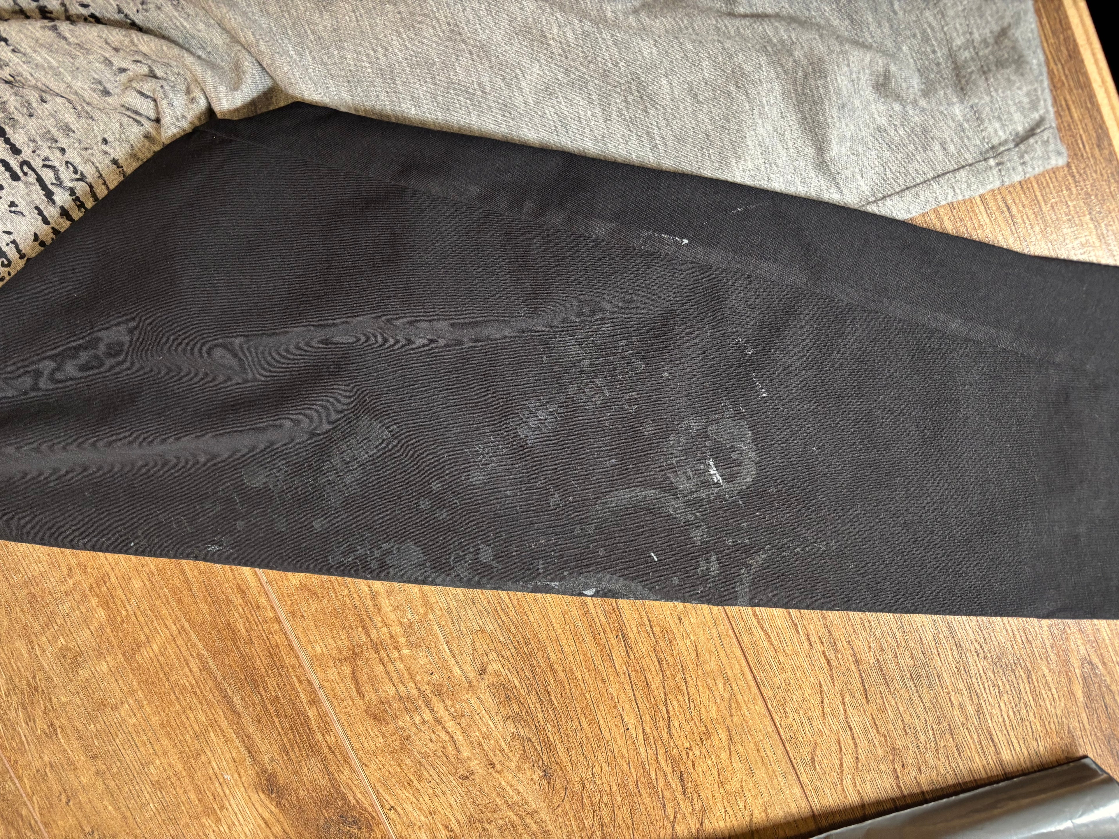 Skater style black and gray printed tshirt skull