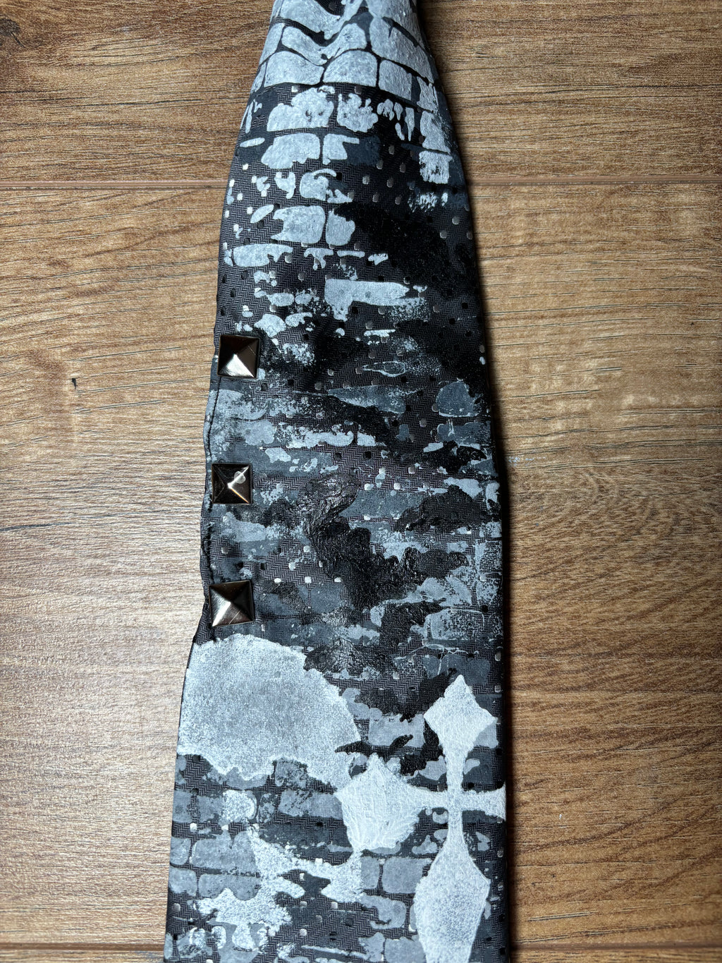 Alternative skull tie