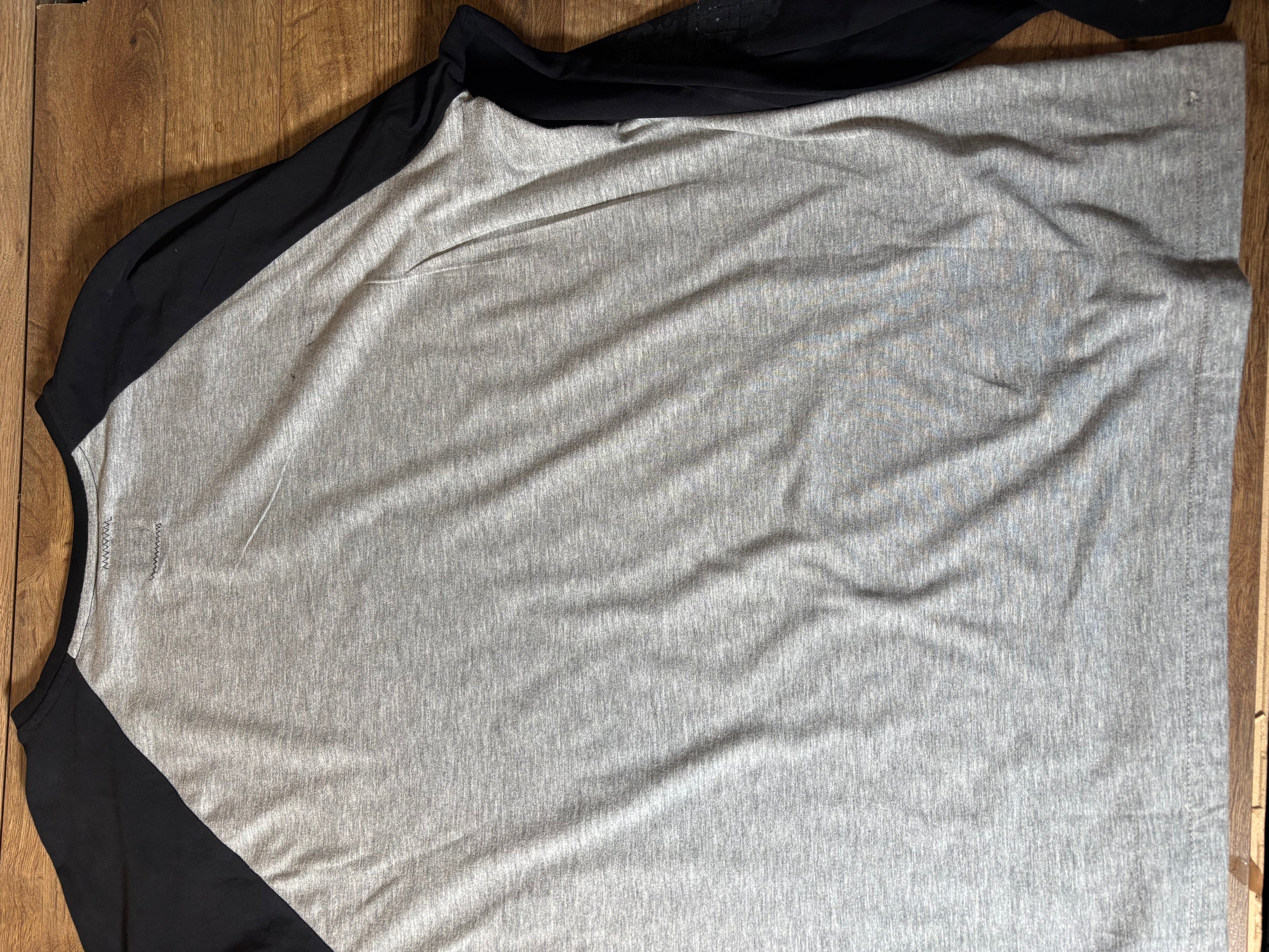 Skater style black and gray printed tshirt skull