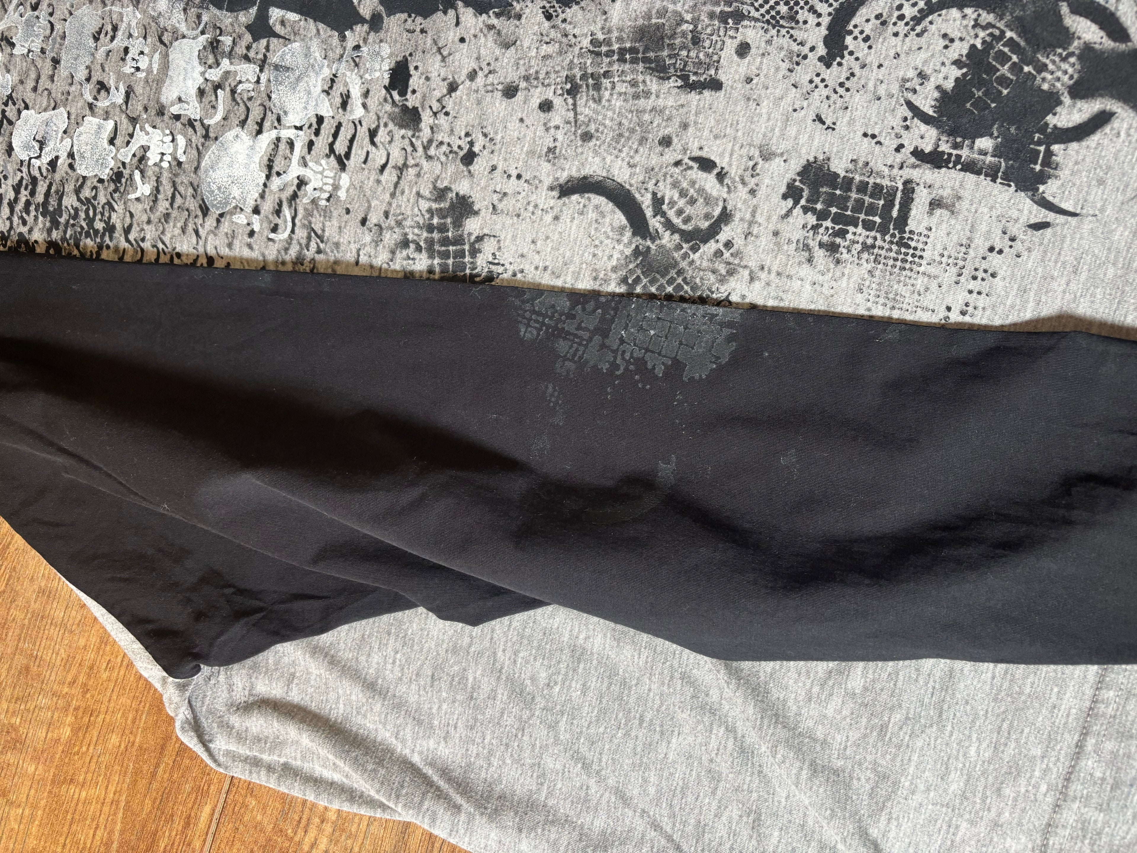 Skater style black and gray printed tshirt skull