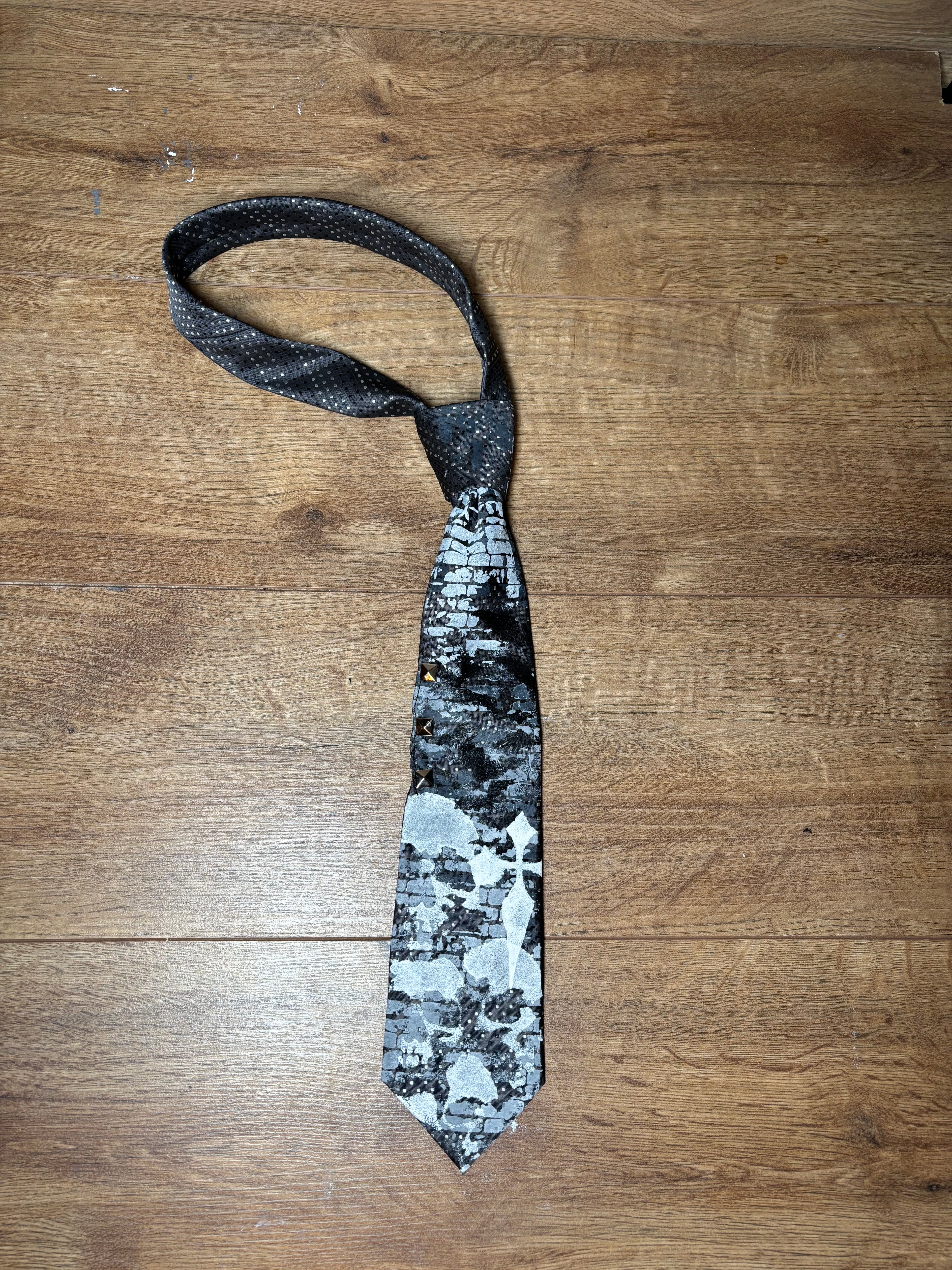 Alternative skull tie