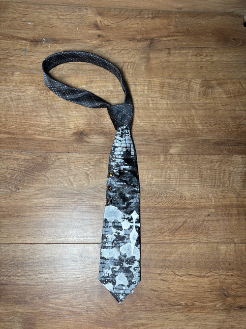 Alternative skull tie
