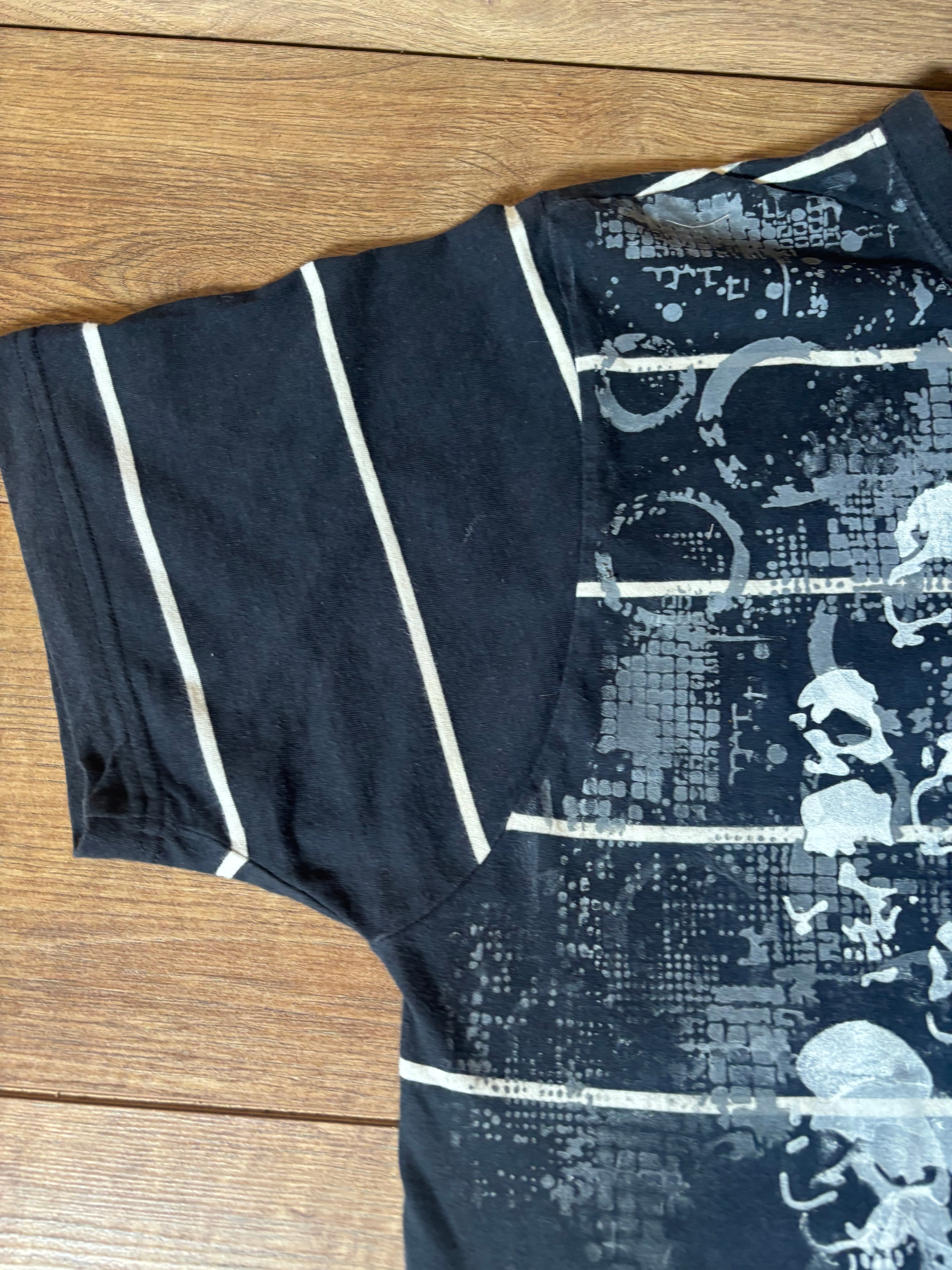 Alternative White and Navy print striped tshirt with skulls