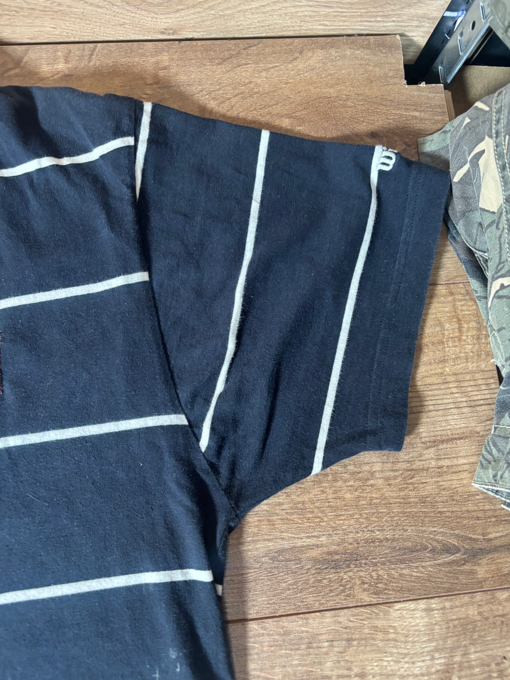 Alternative White and Navy print striped tshirt with skulls