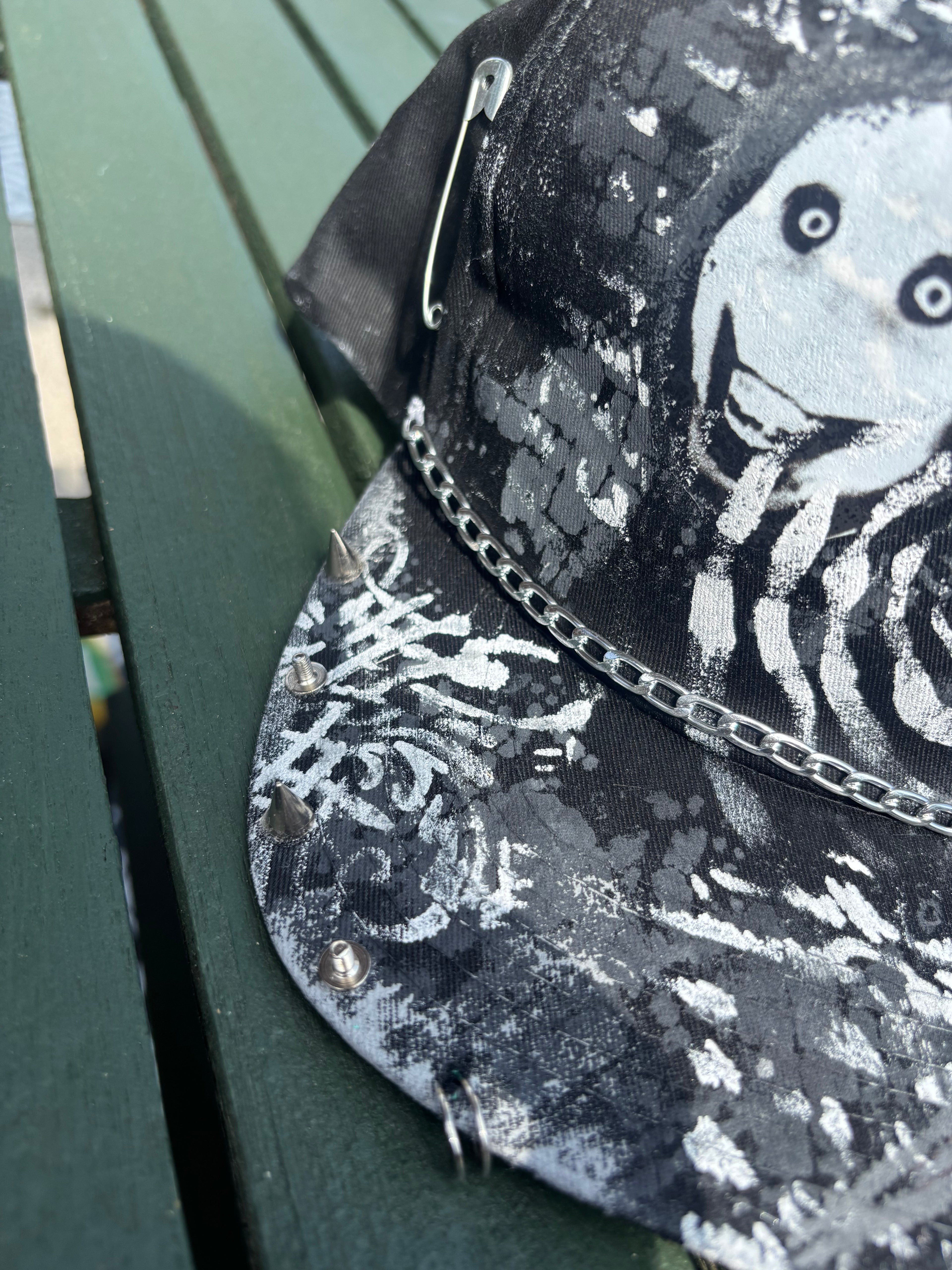 Creepypasta jeffthekiller and Russian sleep experiment hat