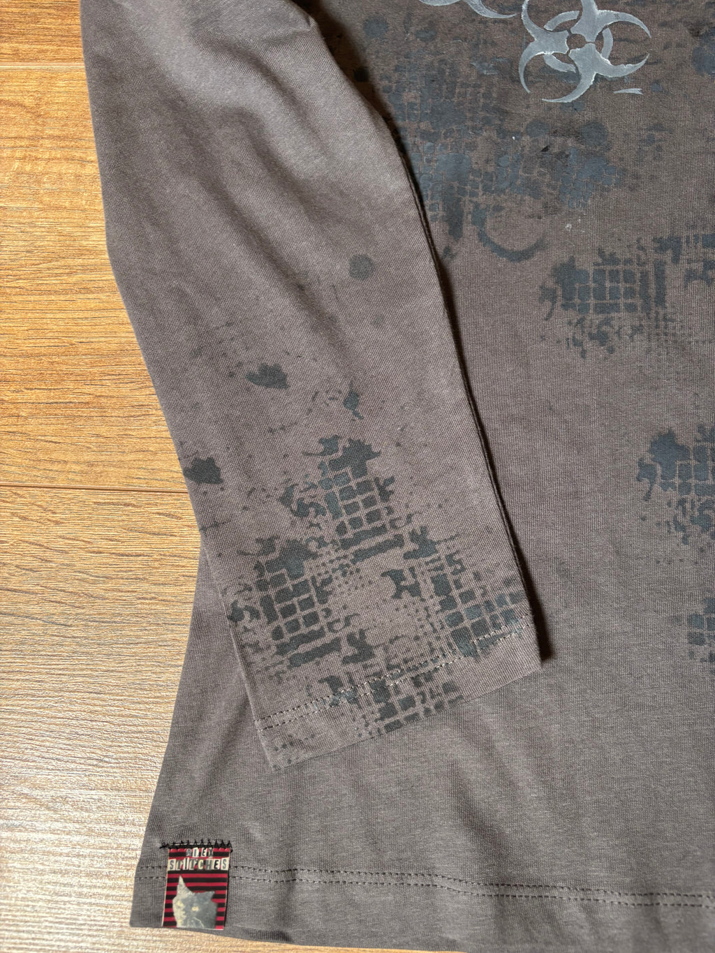 Skater style gray ish brown printed long sleeved tshirt skull