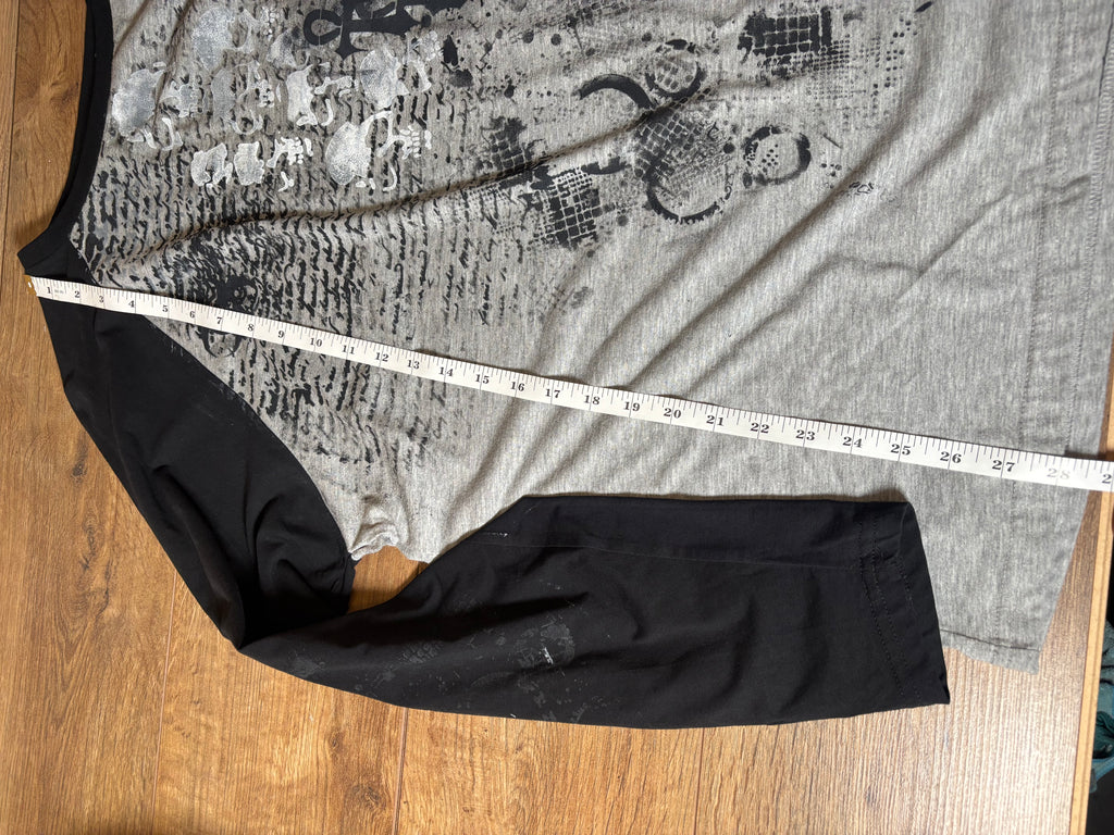 Skater style black and gray printed tshirt skull