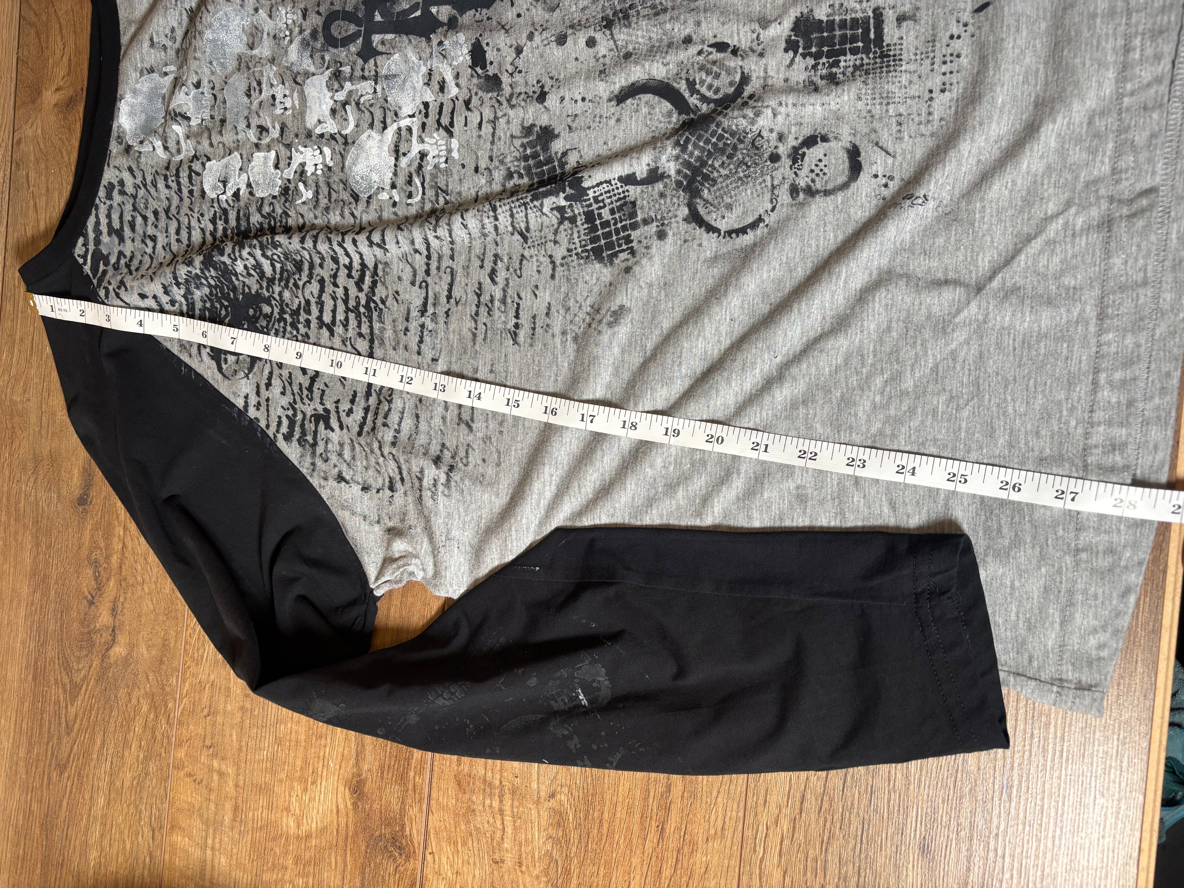 Skater style black and gray printed tshirt skull