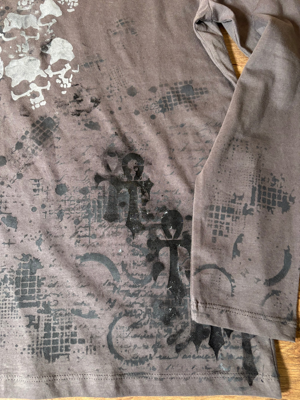 Skater style gray ish brown printed long sleeved tshirt skull