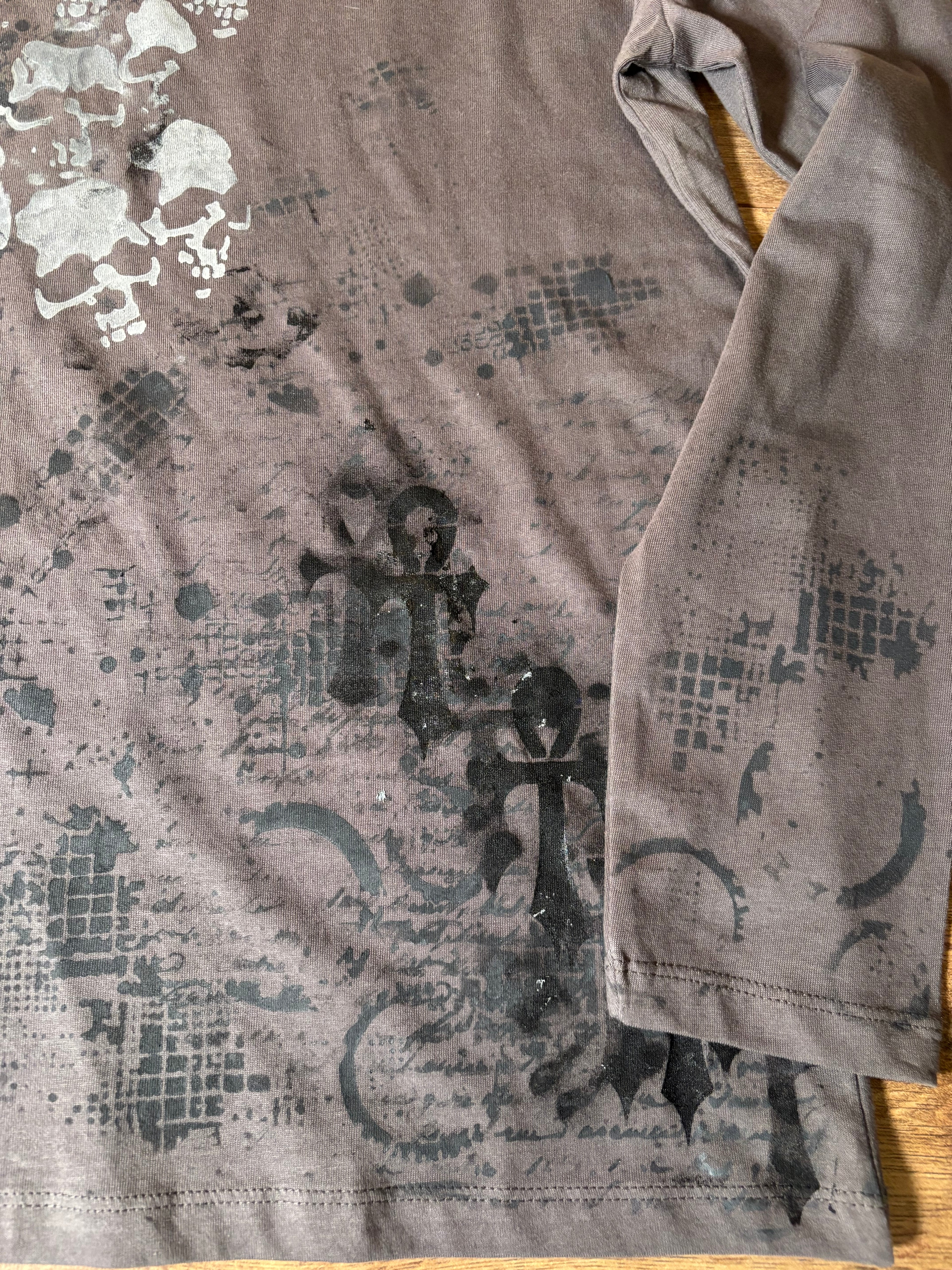 Skater style gray ish brown printed long sleeved tshirt skull