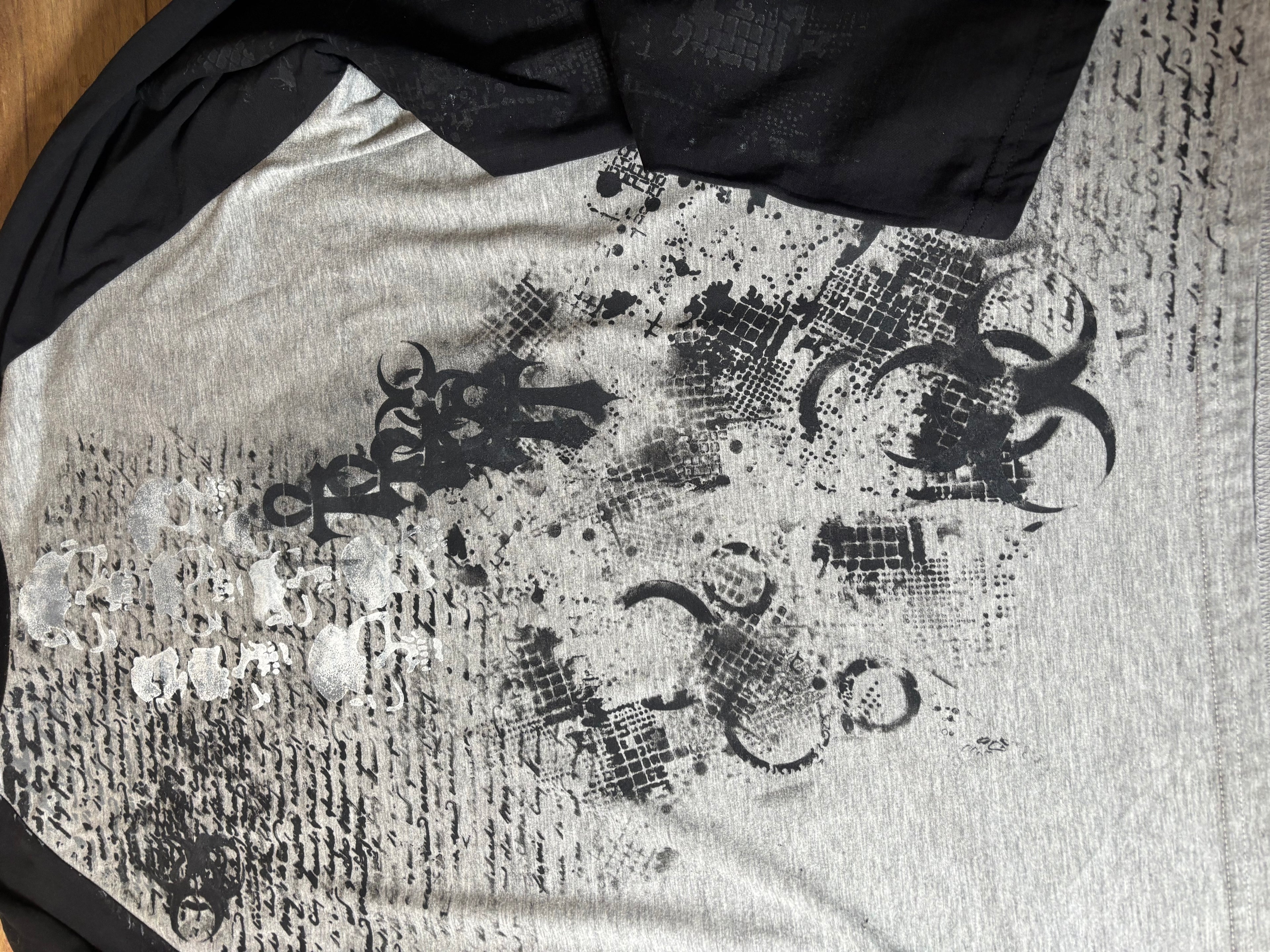 Skater style black and gray printed tshirt skull