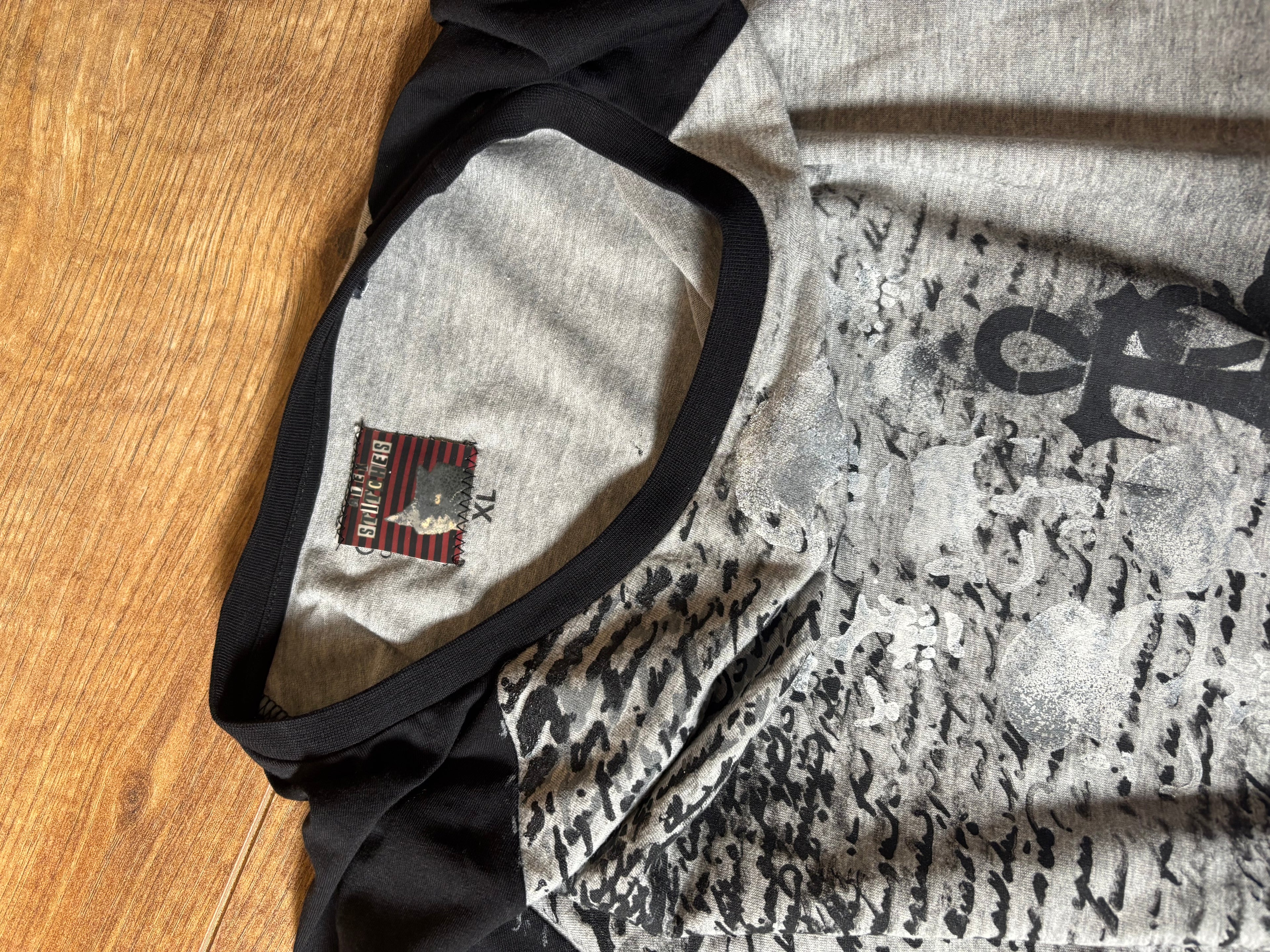 Skater style black and gray printed tshirt skull