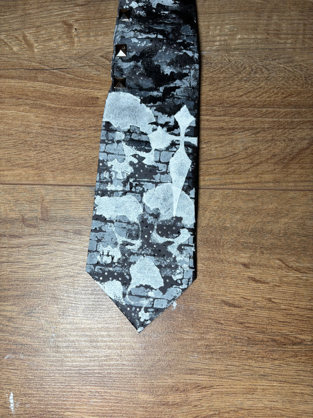 Alternative skull tie