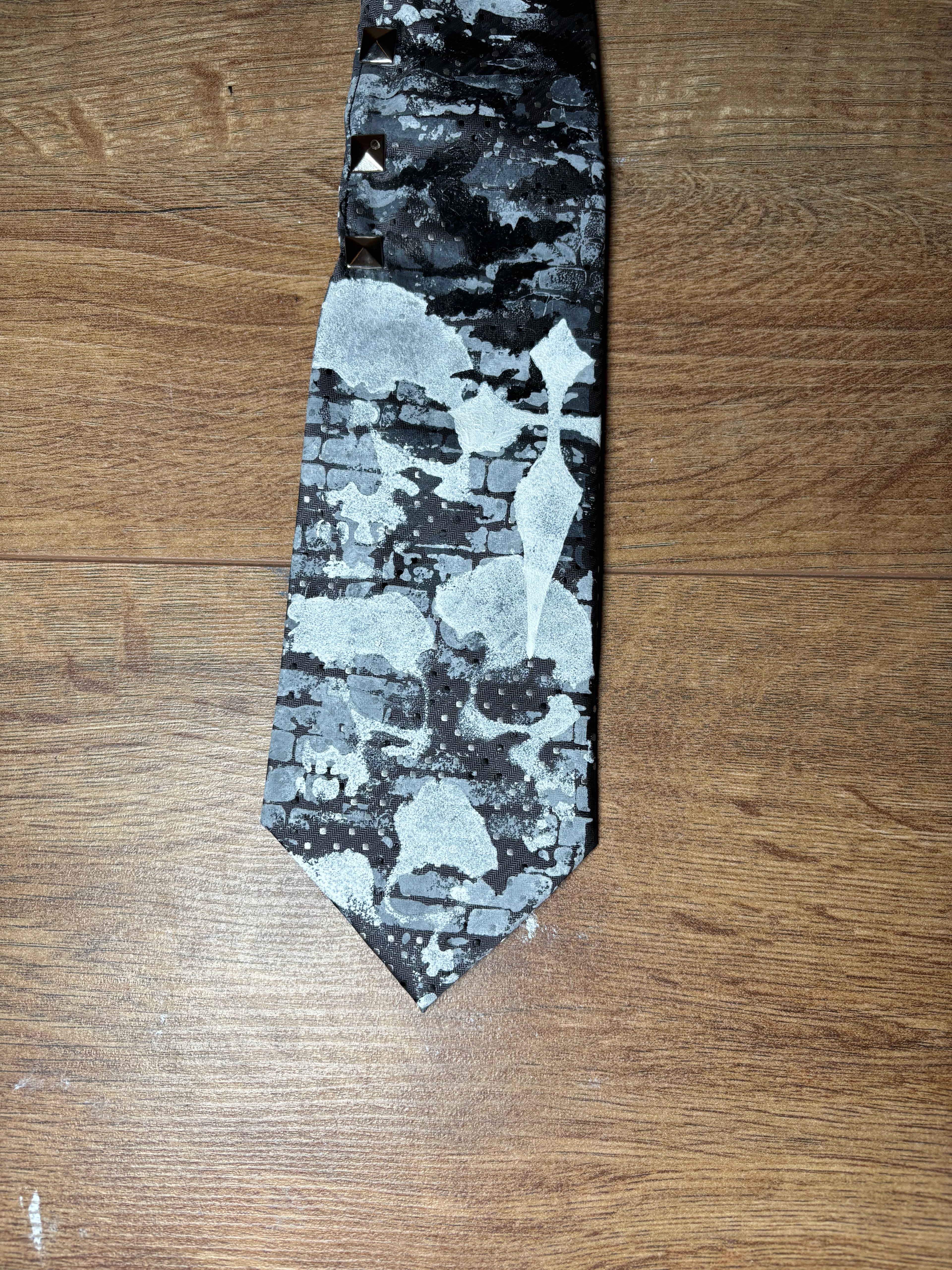 Alternative skull tie