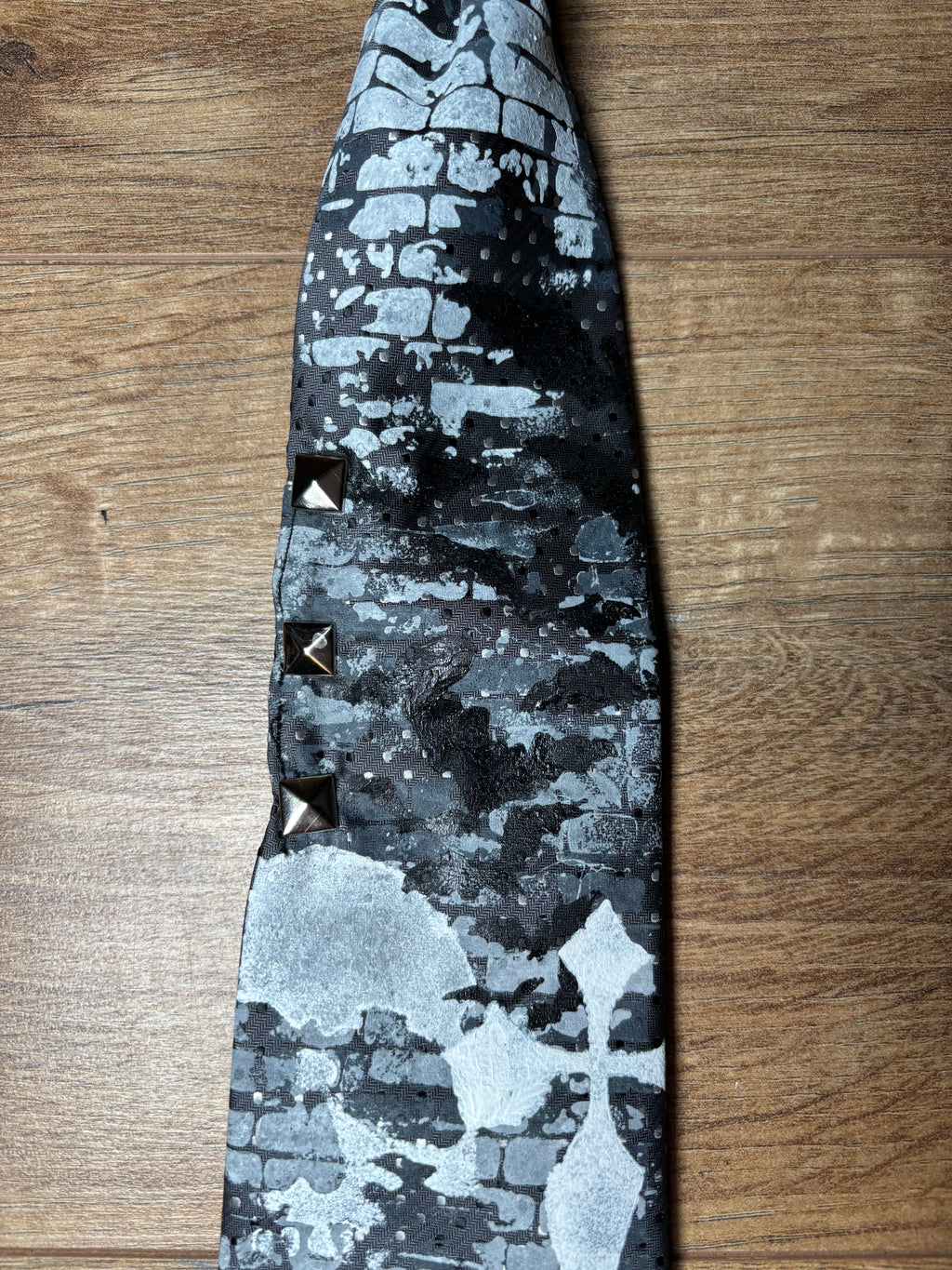 Alternative skull tie