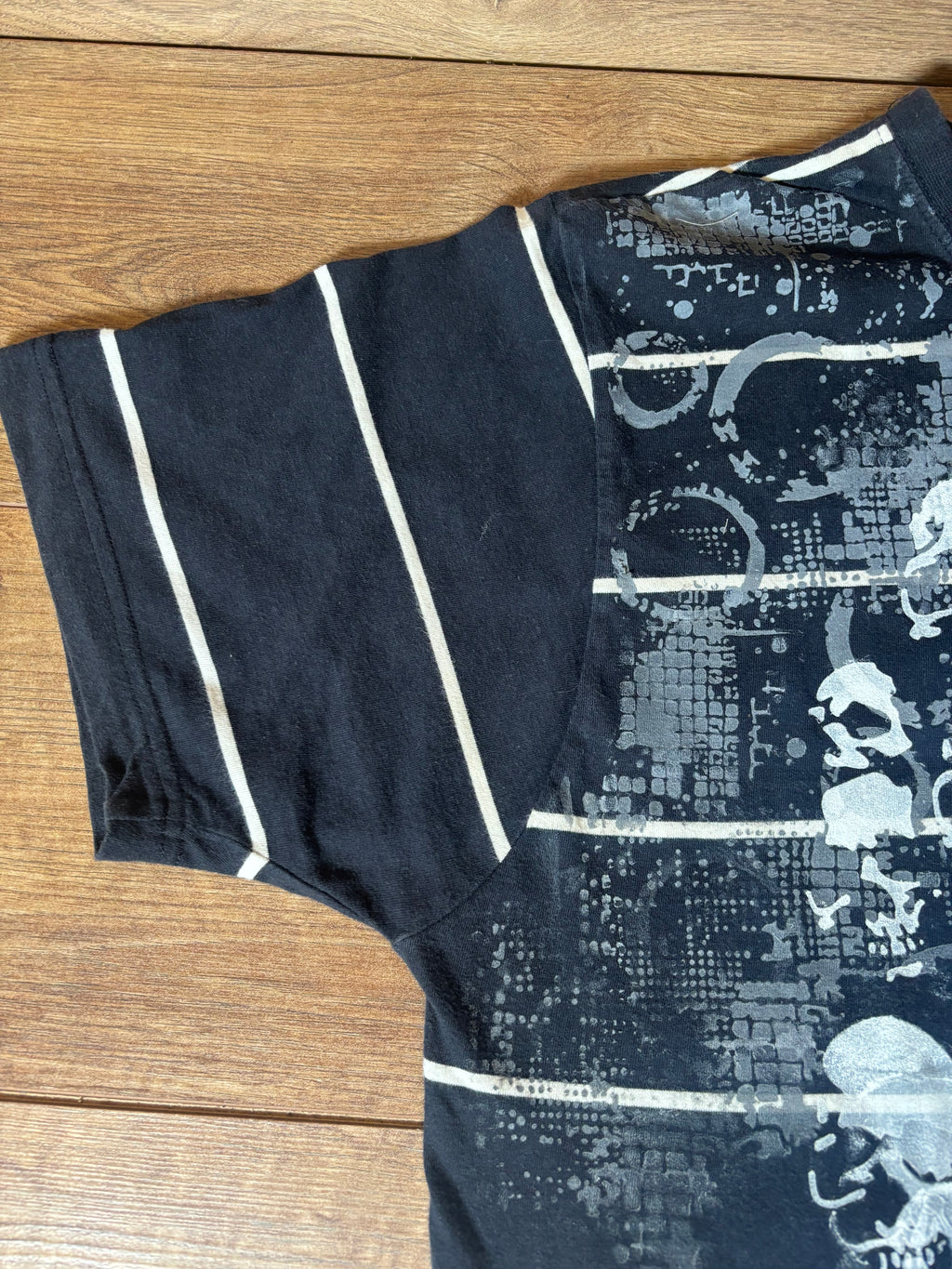 Alternative White and Navy print striped tshirt with skulls