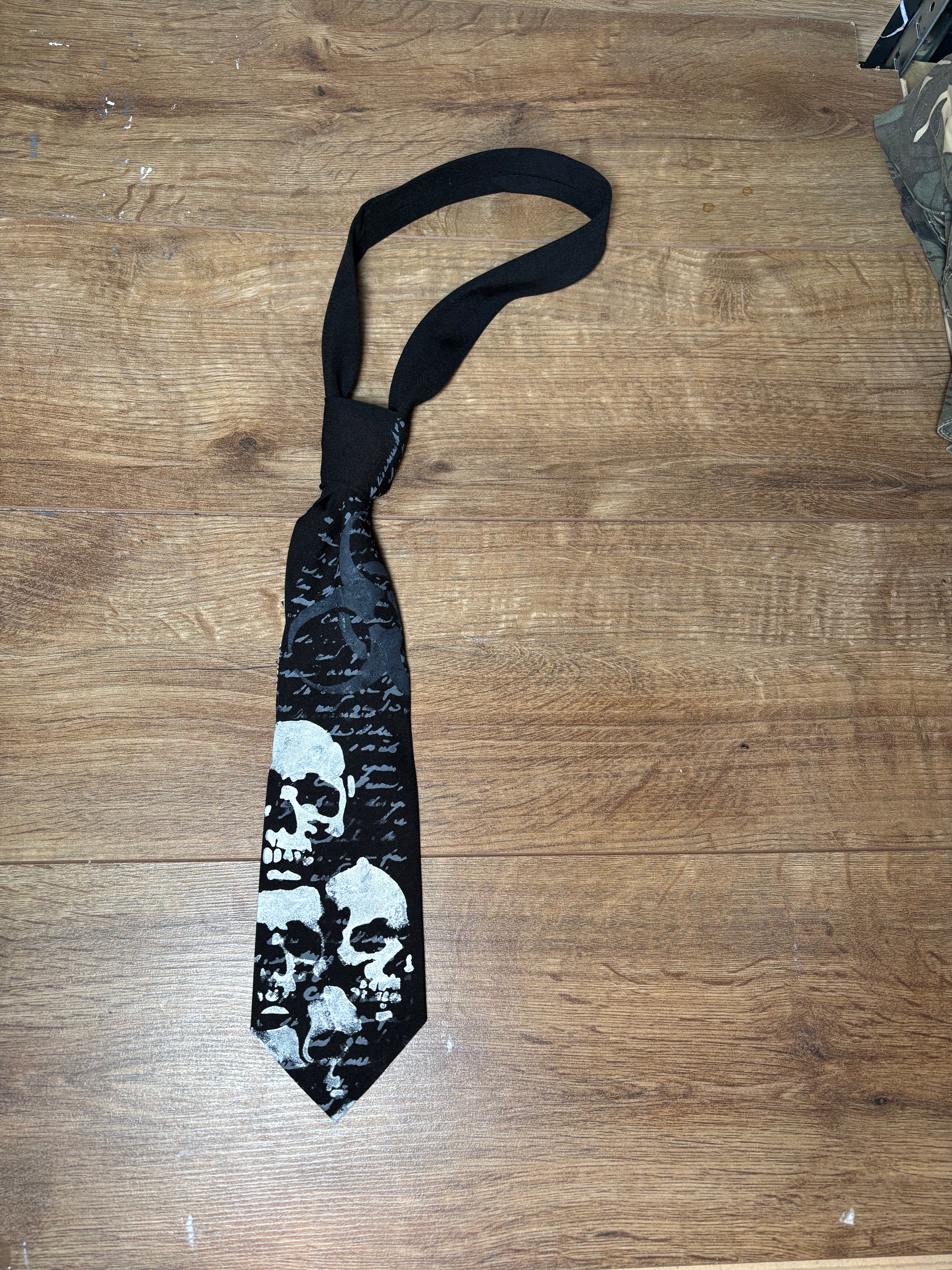 Alternative skull tie