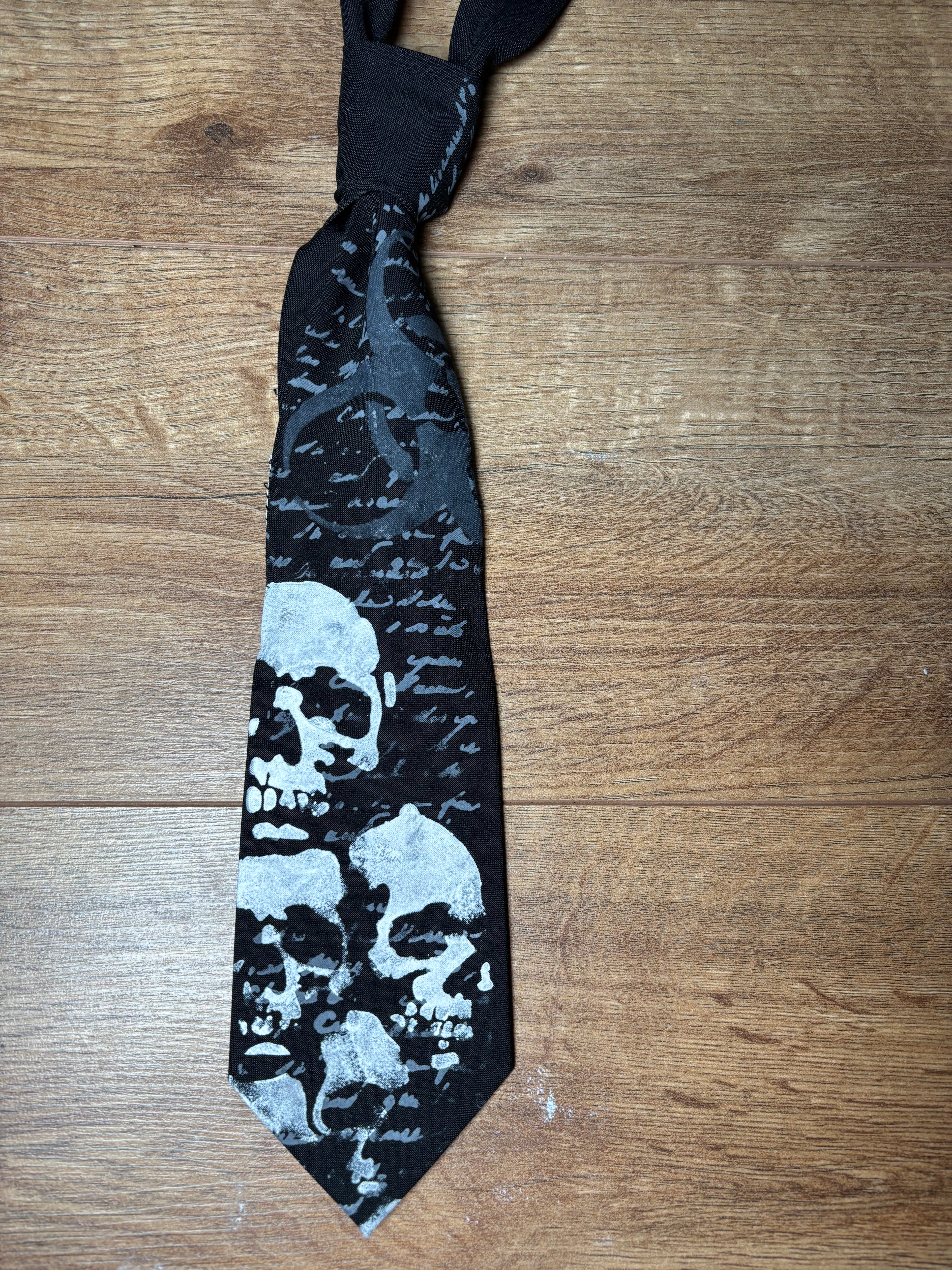 Alternative skull tie